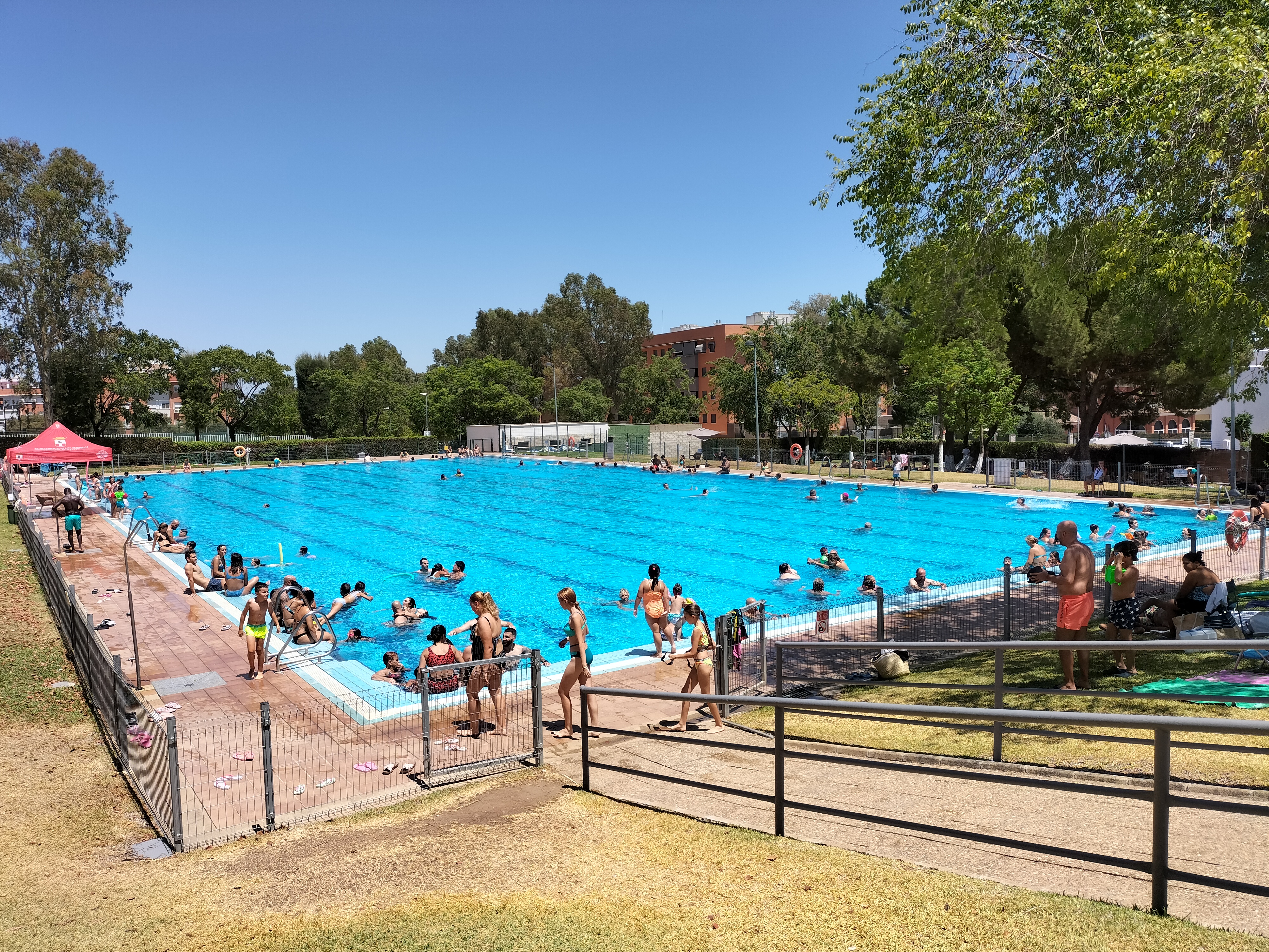 PISCINA MONTEQUINTO VERANO