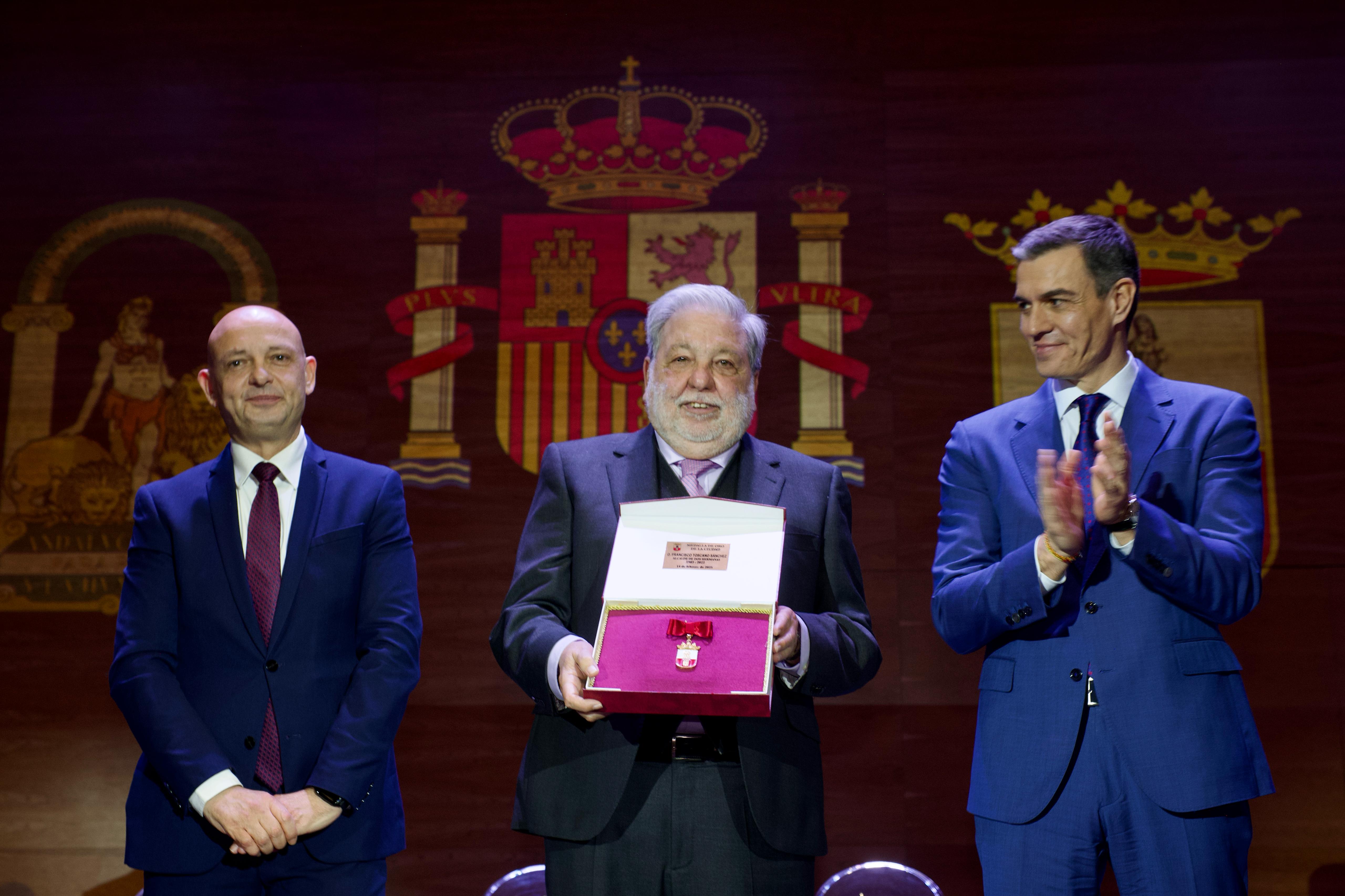 FRANCISCO TOSCANO, MEDALLA DE ORO DE DOS HERMANAS